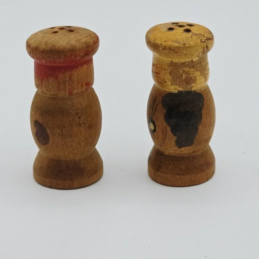 Vintage Wooden Figural Face Salt & Pepper Shakers Mini Hand Painted Pair‎ Decor